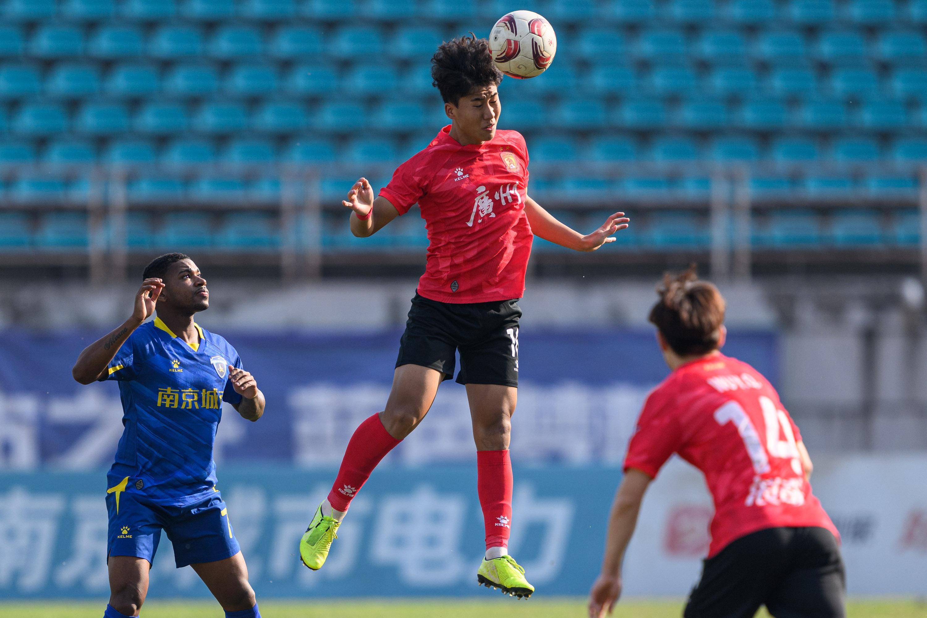 中国球员在足球赛事中发挥出色