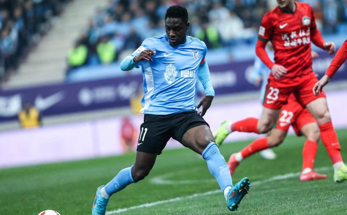 马赛队员突破封防,取得进球 马赛队员突破封防,取得进球