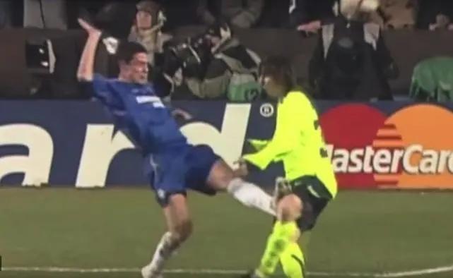 关于足球职业比赛中球员之间的技战术较量擦出火花的信息