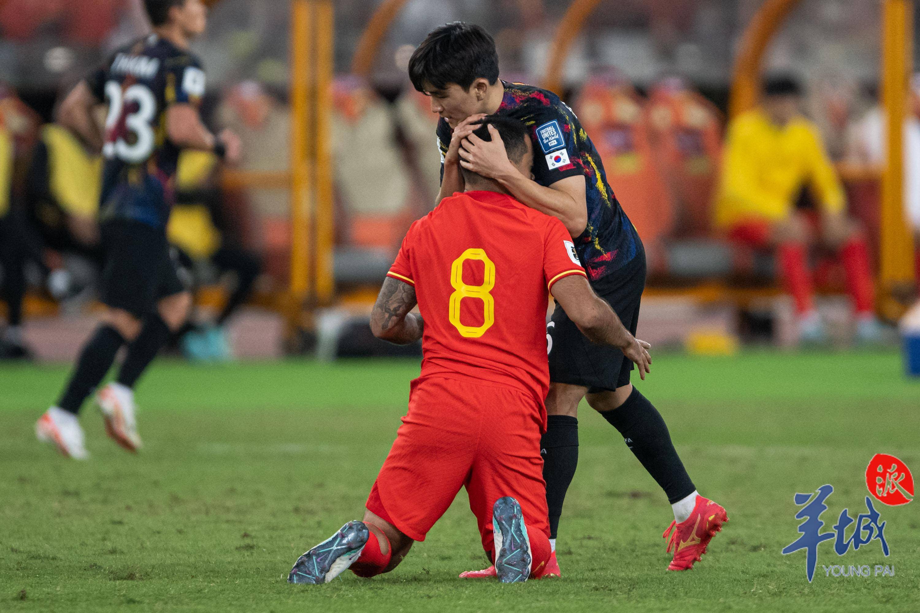 关于西甲球员赛后谢场，礼仪规范得体的信息