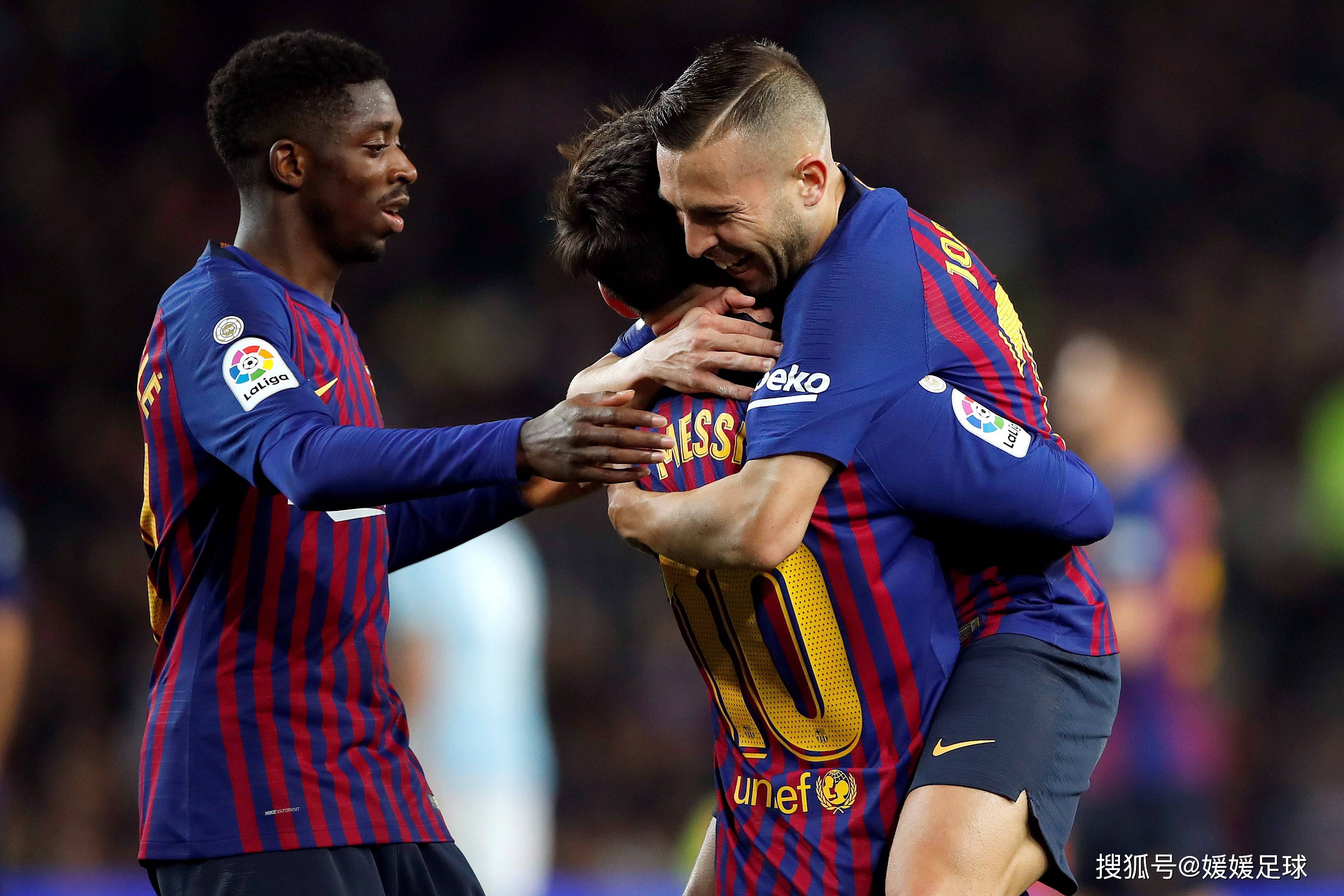 足球赛场上热闹非凡,球员竞技状态高涨 足球赛场上热闹非凡,球员竞技状态高涨