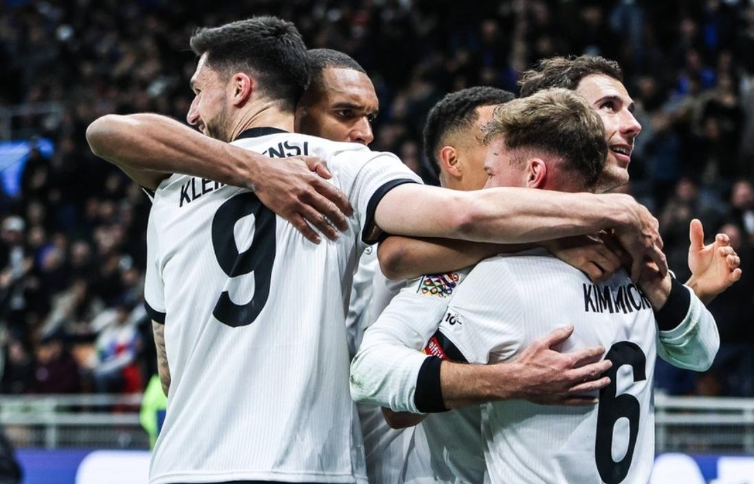 足球赛场上热闹非凡,球员竞技状态高涨 足球赛场上热闹非凡,球员竞技状态高涨