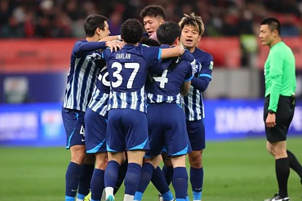 青岛队客场惊险逆转,全队努力获胜的简单介绍 青岛队客场惊险逆转,全队努力获胜的简单介绍