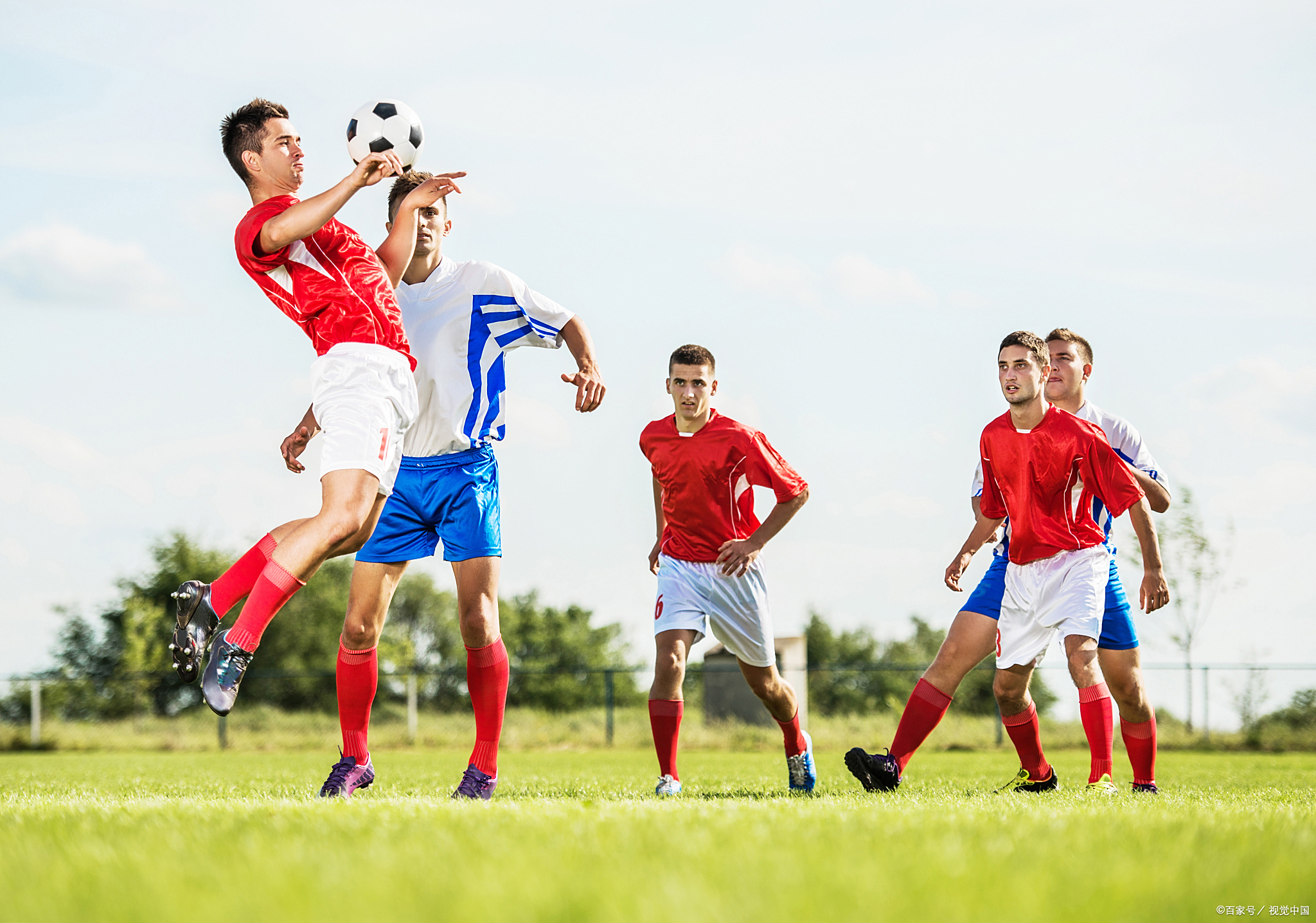 足球比赛劲爆，球员表现抢眼