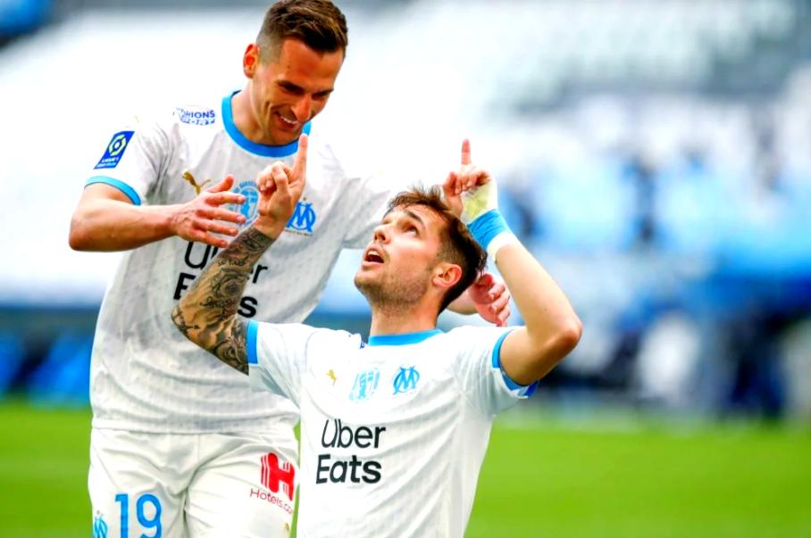 兰斯足球俱乐部在赛场上获胜 兰斯足球俱乐部在赛场上获胜