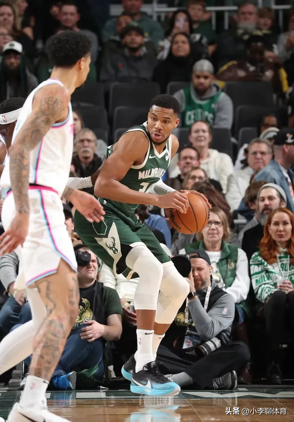 雄鹿主场大胜凯尔特人,登顶东部 雄鹿主场大胜凯尔特人,登顶东部